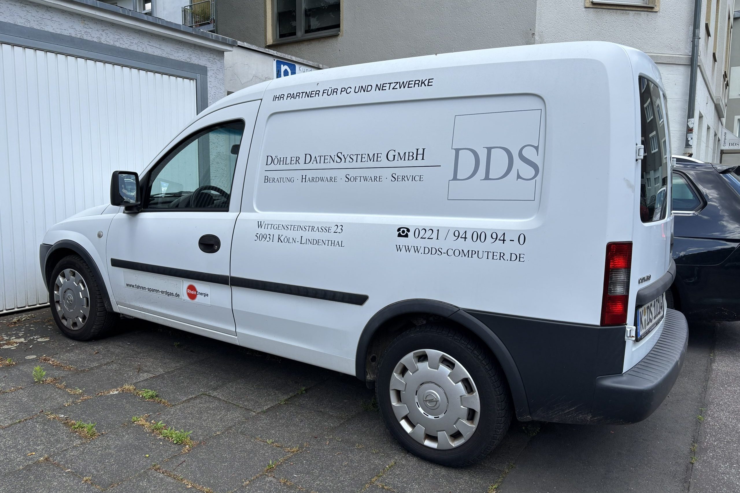 IMG_3807 Lieferwagen weiß mit Logo und Adresse